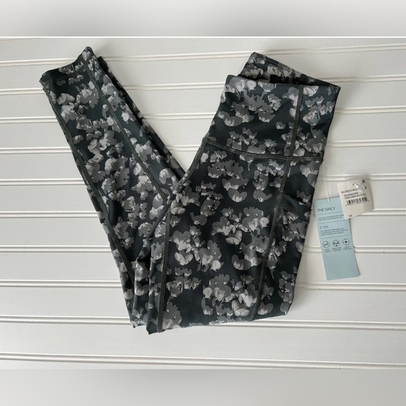 Z BY ZELLA Green Printed Daily High Waist 7/8 Leggings XS NEW. 178 - Picture 1 of 3